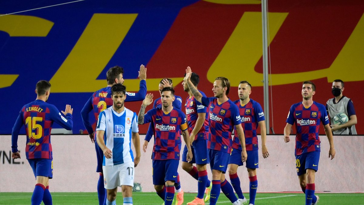 Los jugadores de Barcelona celebran el gol de Luis Suárez ante el Espanyol, la tarde de este miércoles 8 de julio.