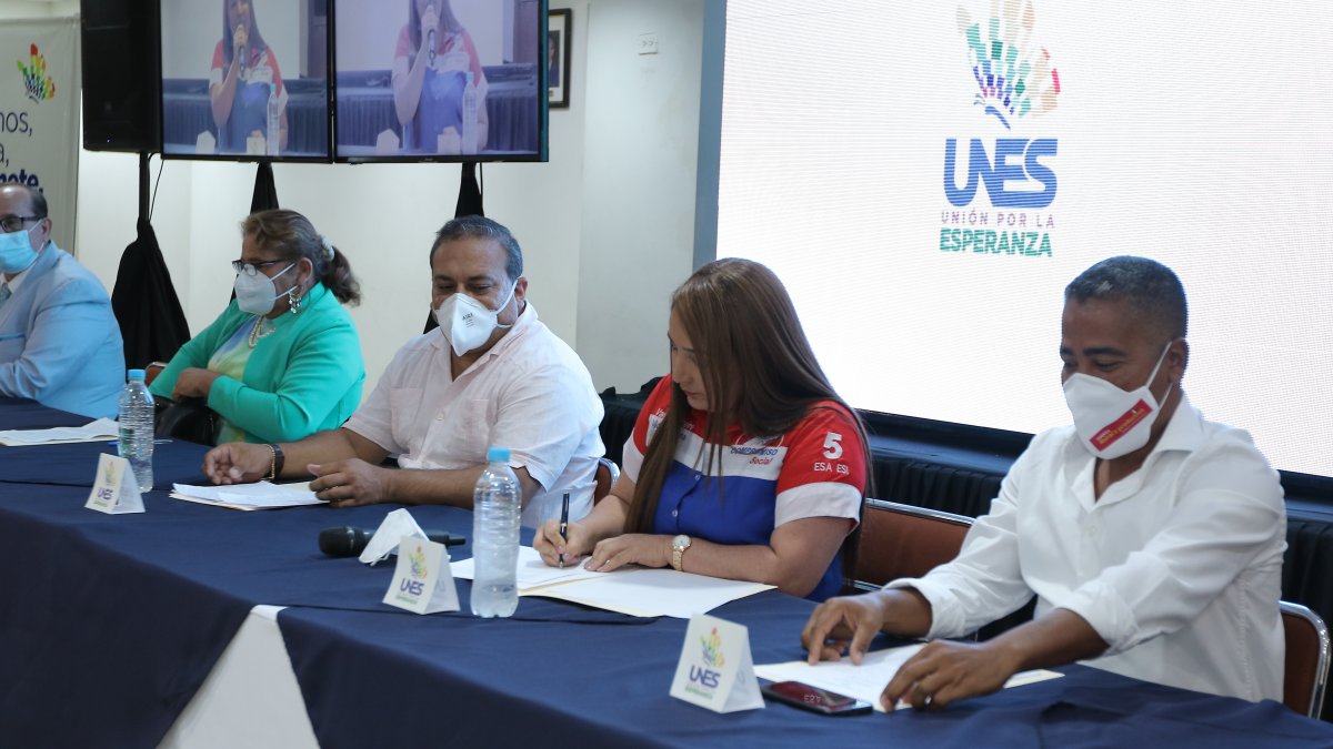 Ocho organizaciones entre sociales y políticas firmaron el acuerdo de constitución del frente.