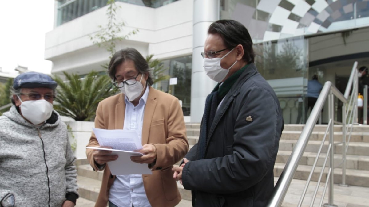 César Montúfar y Fernando Vilavicencio acudieron este miércoles a la Corte Constitucional.