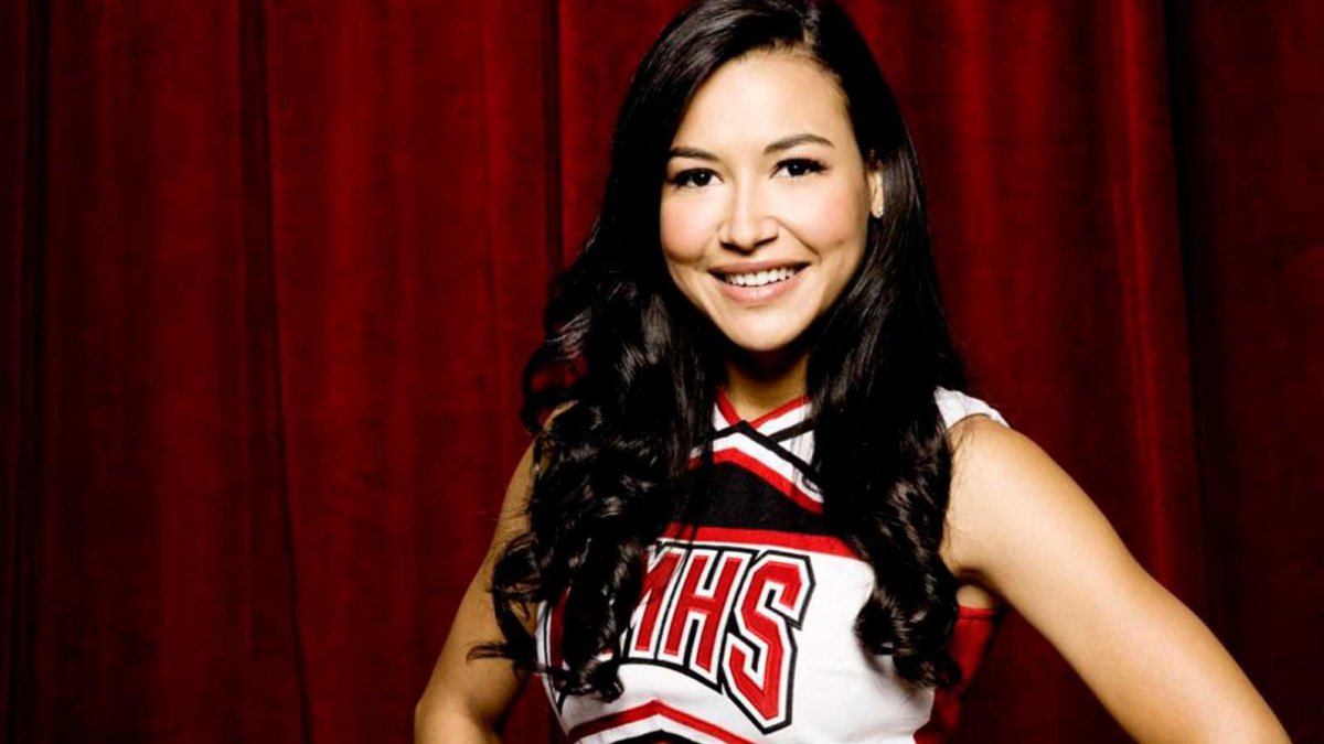 Naya Rivera en una sesión de fotos promocional de Glee, serie que la lanzó a la fama