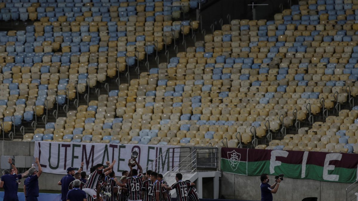 Los jugadores de Fluminense celebran con la tribuna vacía por la pandemia.