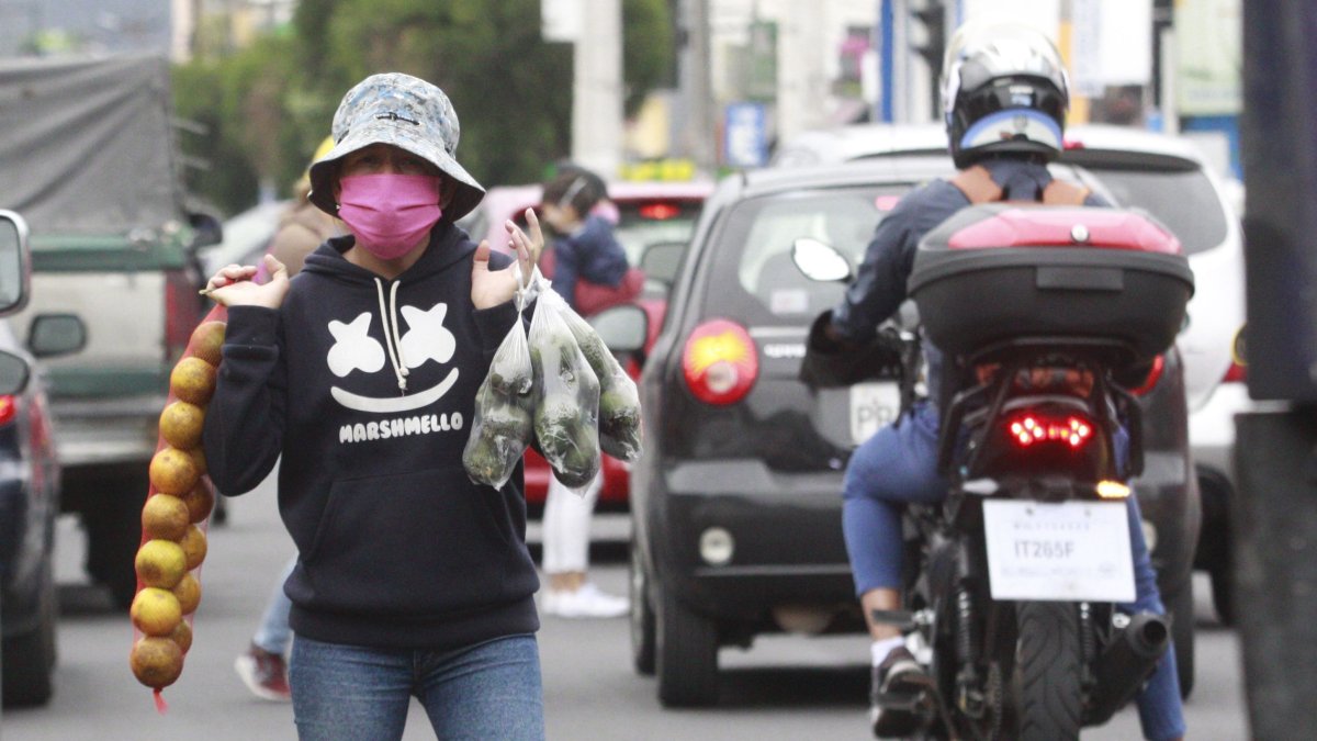 Vendedores ambulantes en Quito utilizan insumos de bioseguridad durante su jornada.
