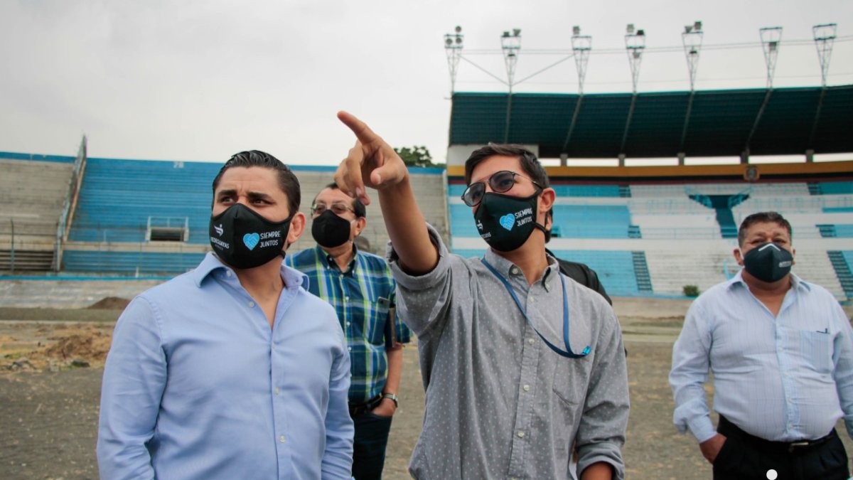 Roberto Ibáñez (i), presidente de Fedeguayas, realizó un recorrido para constantar el estado de los escenarios que administra dicha entidad.