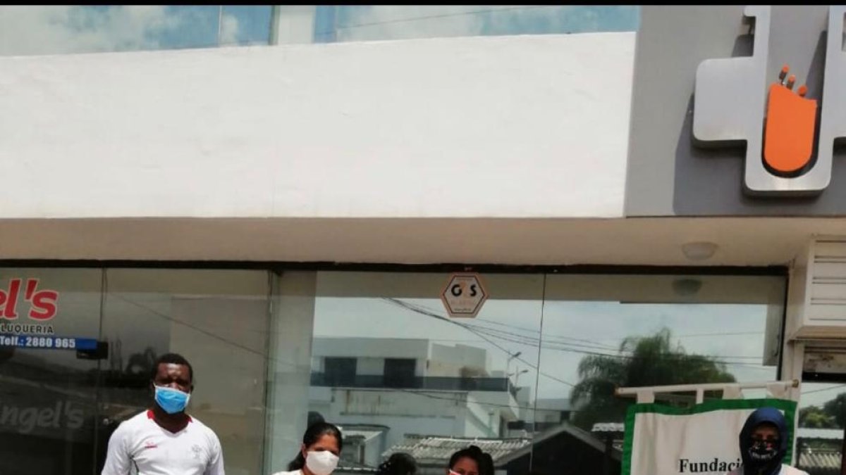 Las personas de escasos recursos acuden, previa cita, a recibir los pañales en la fundación.