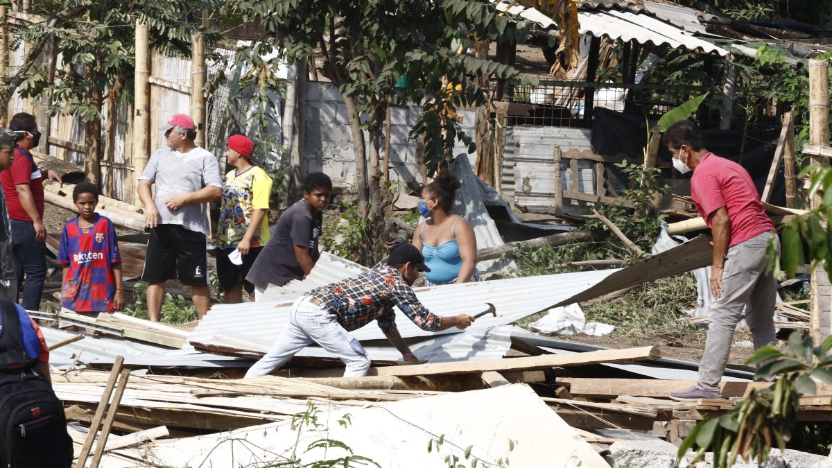 Moradores del sector, reunidos tras la acción de la Secretaría Técnica de Prevención de Asentamientos Humanos Irregulares.