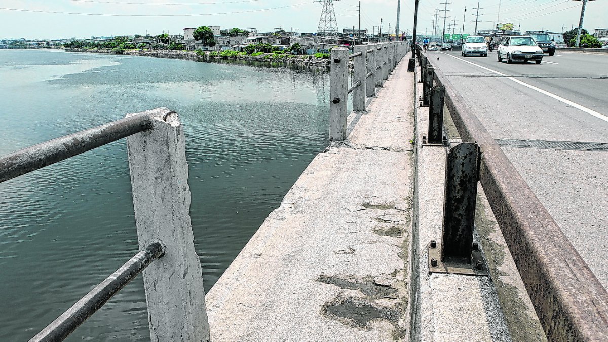 Los robos de los hierros en el segundo puente de la Perimetral ponen en riesgo a los peatones.