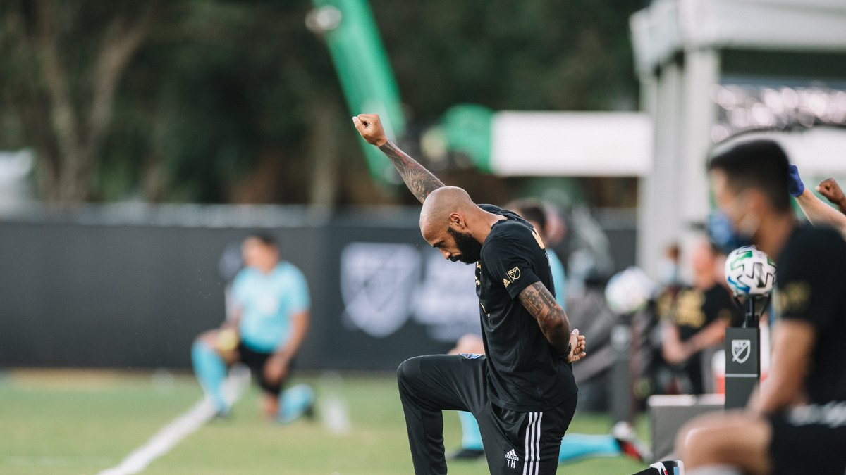 Thierry Henry, técnico del Montreal, arrodillado contra el racismo. En los últimos años intensificó su lucha