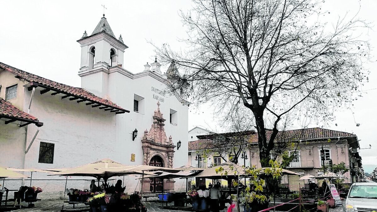 Sitio. La plazoleta de las Flores está muy cerca de varios templos católicos.