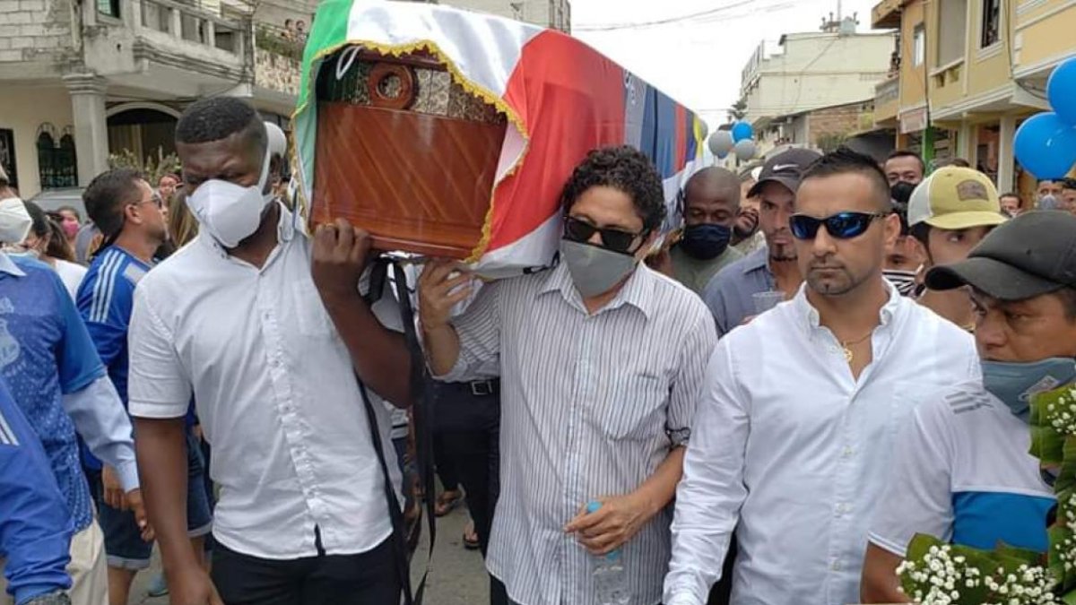 Iván Hurtado, Kléber Fajardo, Vidal Pachito y Augusto Poroso cargaron el ataúd con los restos de Dannes Coronel.