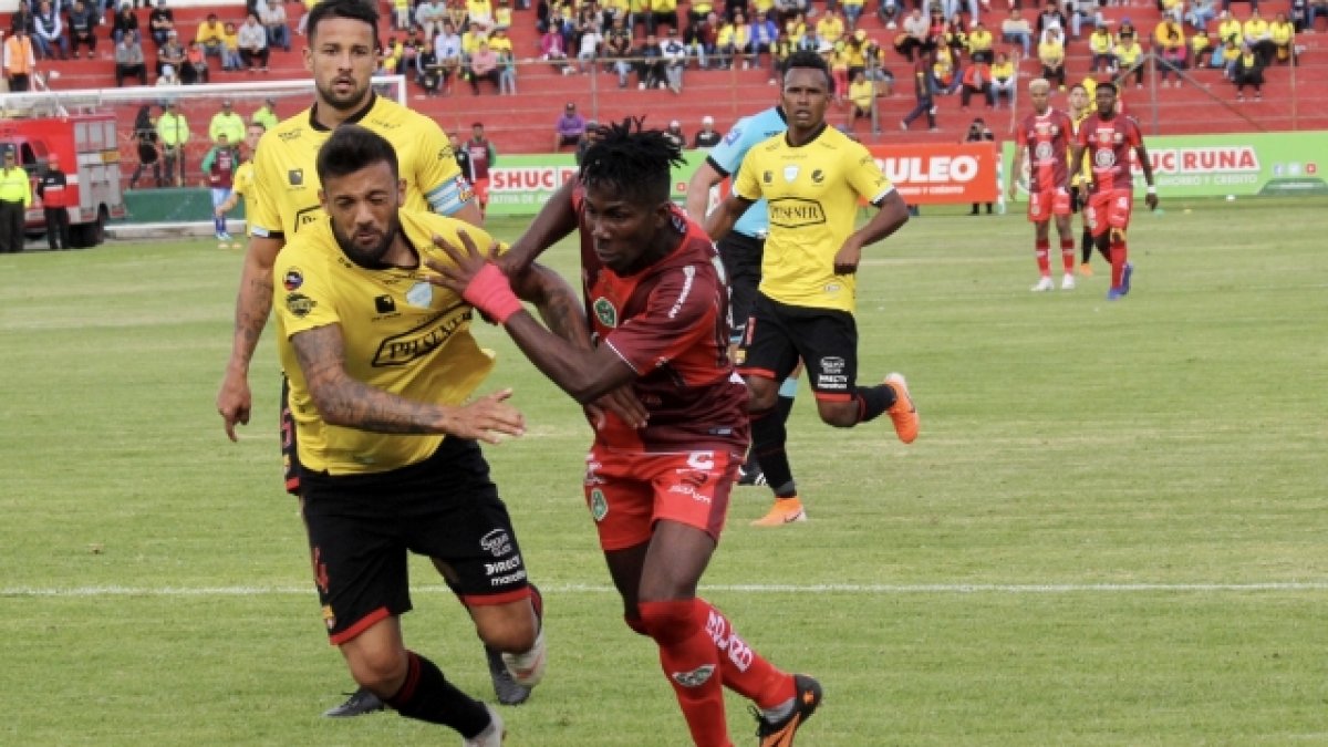 Adonis Preciado (d) le causó mucho daño a la defensa de Barcelona. Hoy ya está confirmado en el Ídolo.