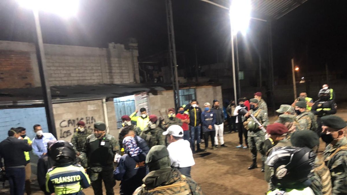 Los militares y agentes metropolitanos encontraron decenas de libadores en las esquinas de las calles en el sur de Quito.