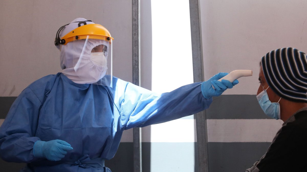 Operadores del transporte público de Quito son revisados antes de reingresar a sus labores.