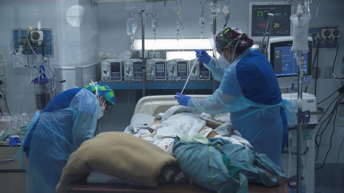 Médicos atienden a un paciente con COVID-19, la enfermedad causada por el coronavirus y SARS-CoV-2, en un hospital de Chile.