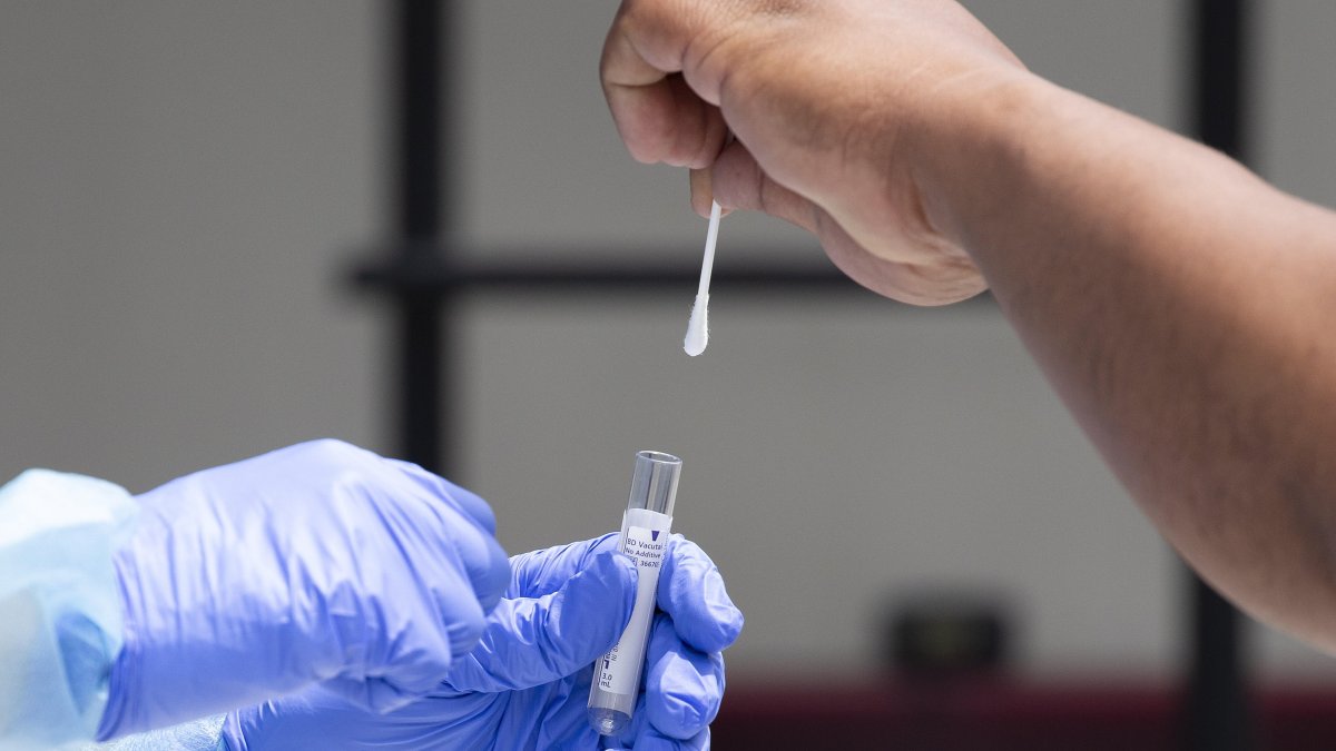 Kazajistán, que acaba de imponer un segundo cierre para frenar la pandemia, contabiliza más de 55.000 positivos de COVID-19.