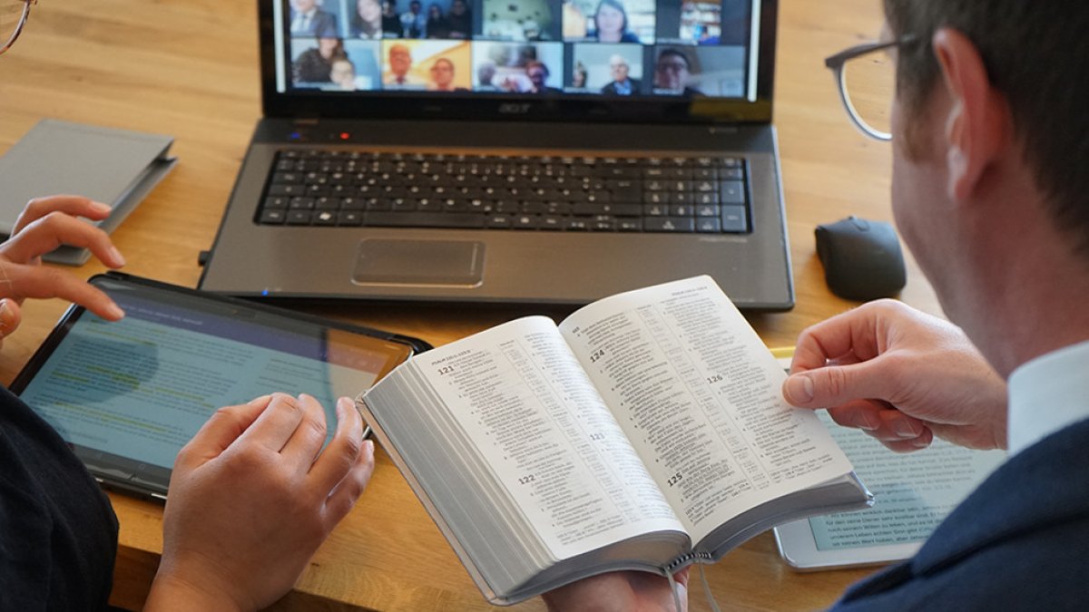 En Ecuador los testigos Jehová mantienen sus reuniones virtualmente e incluso sus convenciones anuales.