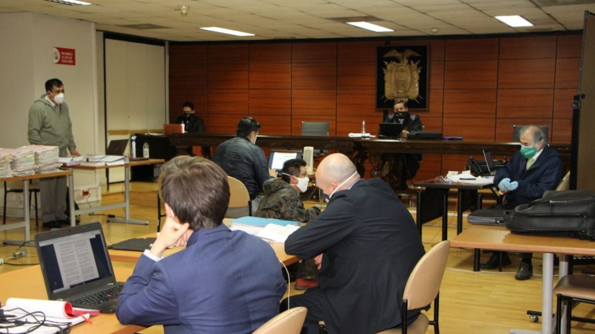 Diligencia. Stalin Oviedo (derecha) defiende al exsecretario de la Senain.