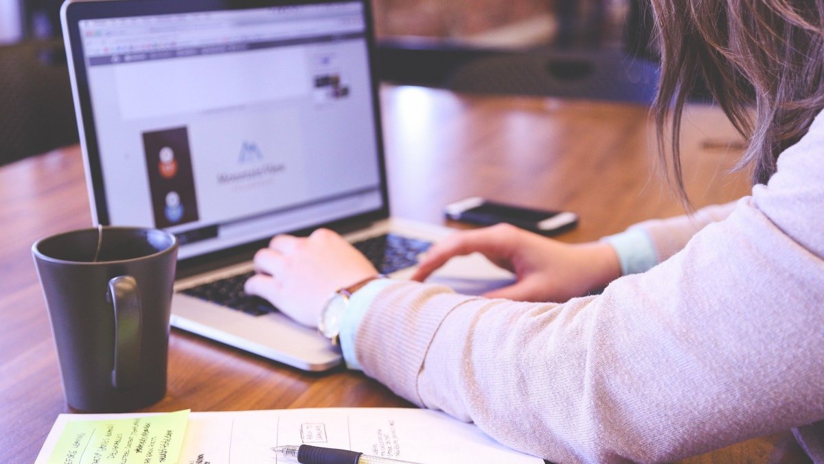 El organismo pide a los Gobiernos fortalecer la educación y la capacitación para frenar la desigualdad.