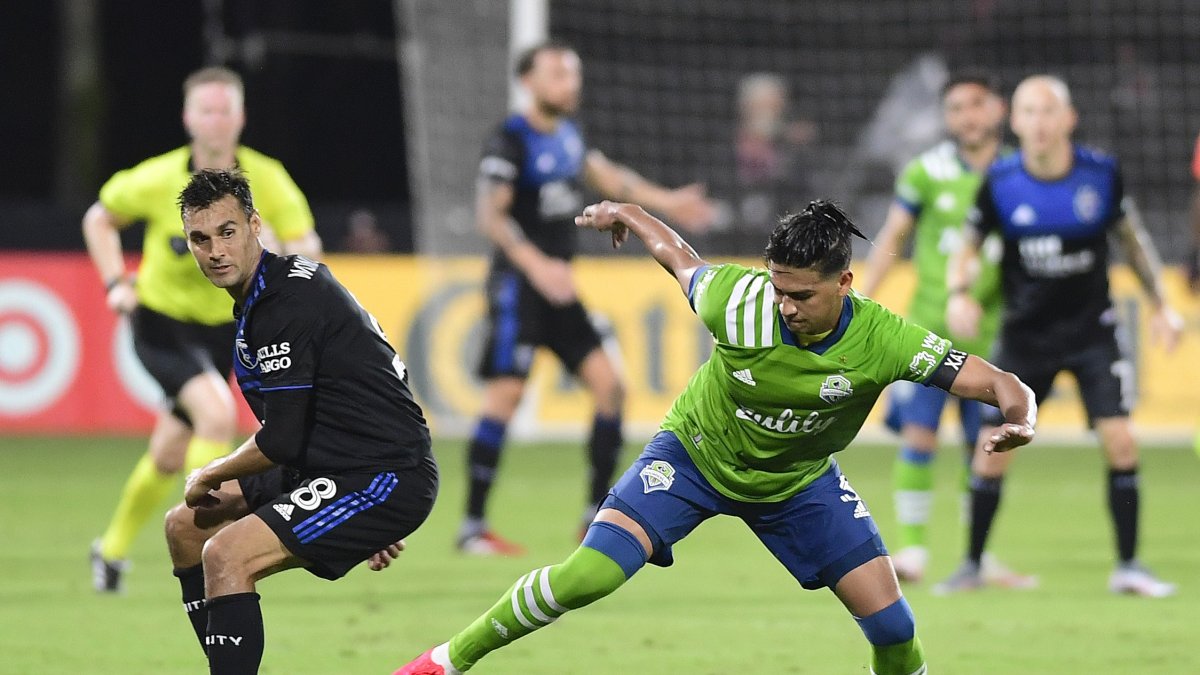 Xavier Arreaga (d), defensa ecuatoriano de los Sounders de Seattle, domina un balón en el duelo de la MLS.