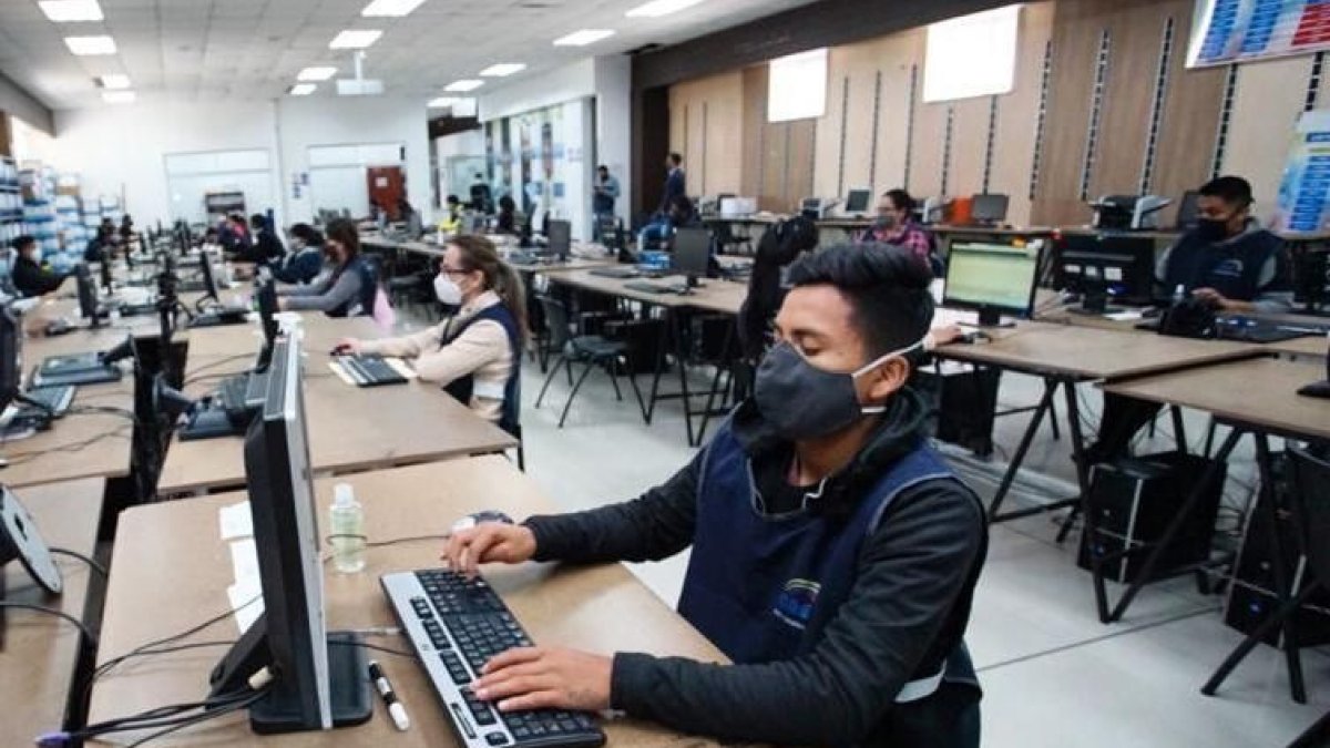 Unas 46 personas realizan la verificación de firmas en las instalaciones del COSFA, en el norte de Quito.