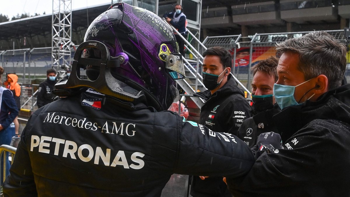Lewis Hamilton celebra con el equipo su victoria en las clasificaciones, por lo que saldrá primero en el Gran Premio