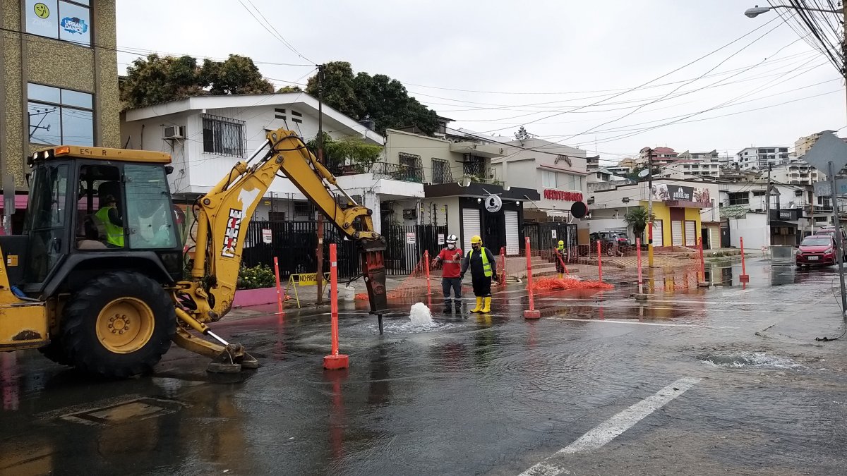 Reparación de tubería rota a la altura de la calle Segunda y Guayacanes, en Urdesa central.