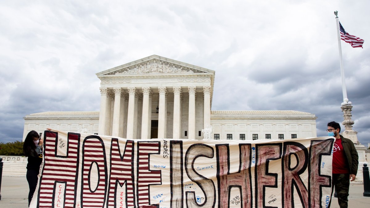 Dos personas sostienen un cartel, fuera del Tribunal Supremo de Estados Unidos; como parte de una manifestación realizada por defensores de los soñadores, en abril pasado.