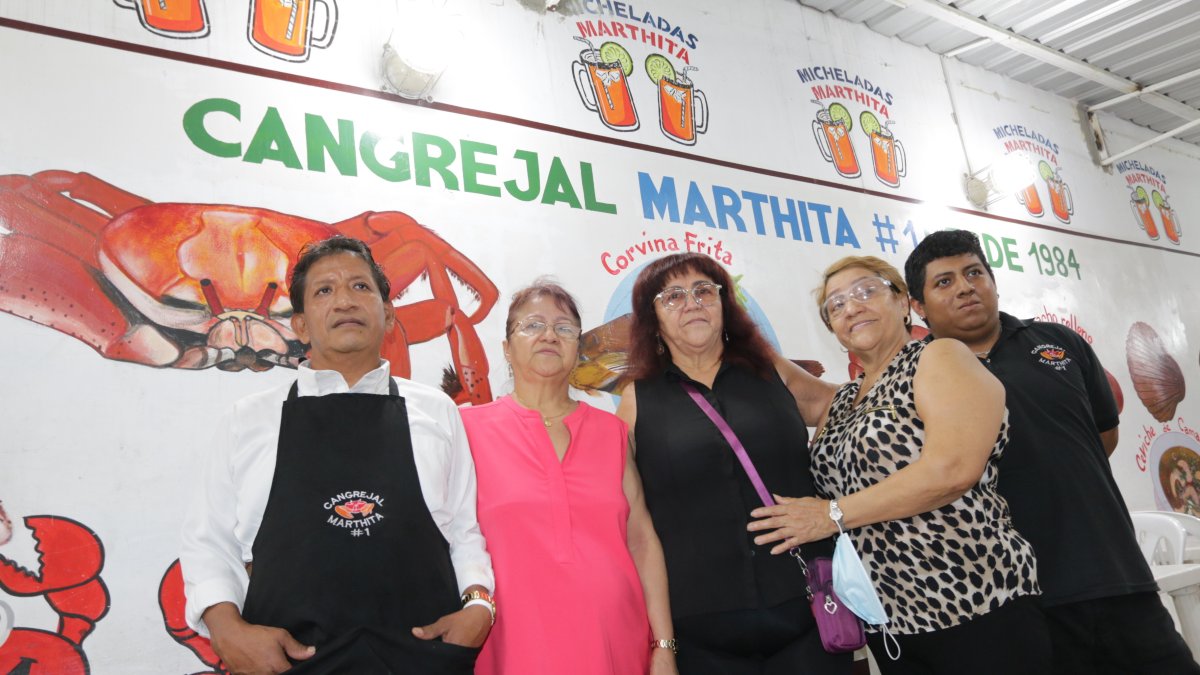 En el centro del grupo, Martha Vilaña, la fundadora de los cangrejales, acompañada de parte de sus parientes, que también tienen locales en Sauces.