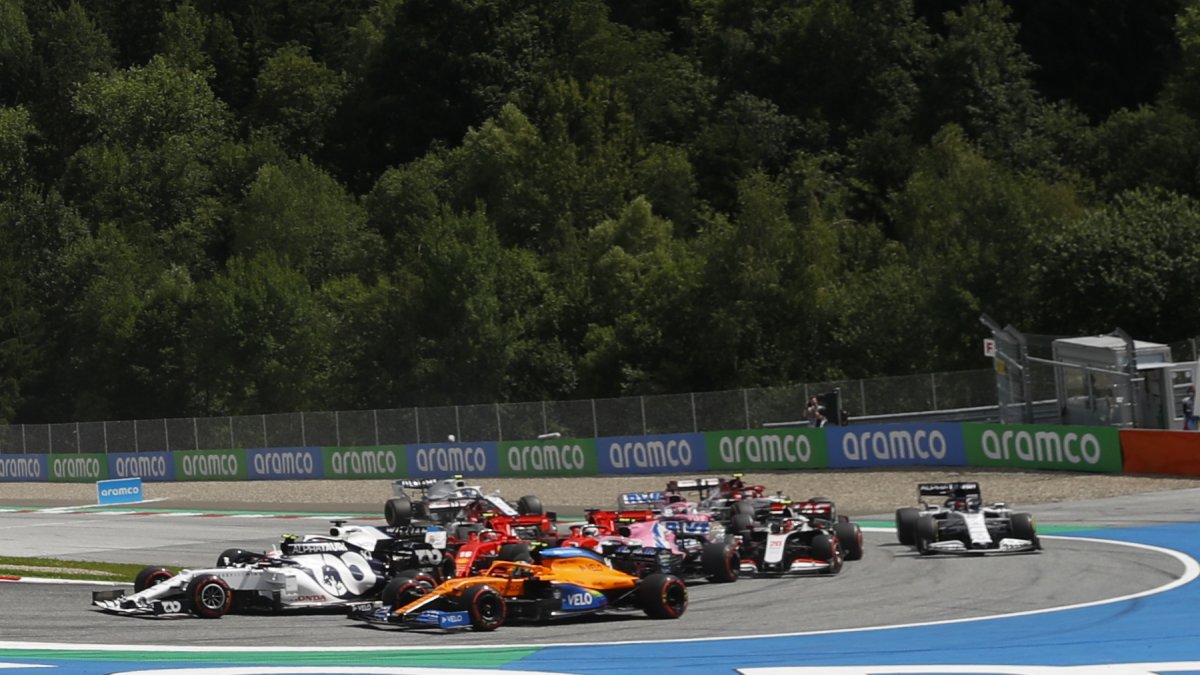 Los dos coches de Ferrari chocaron en el inicio mismo del Gran Premio.