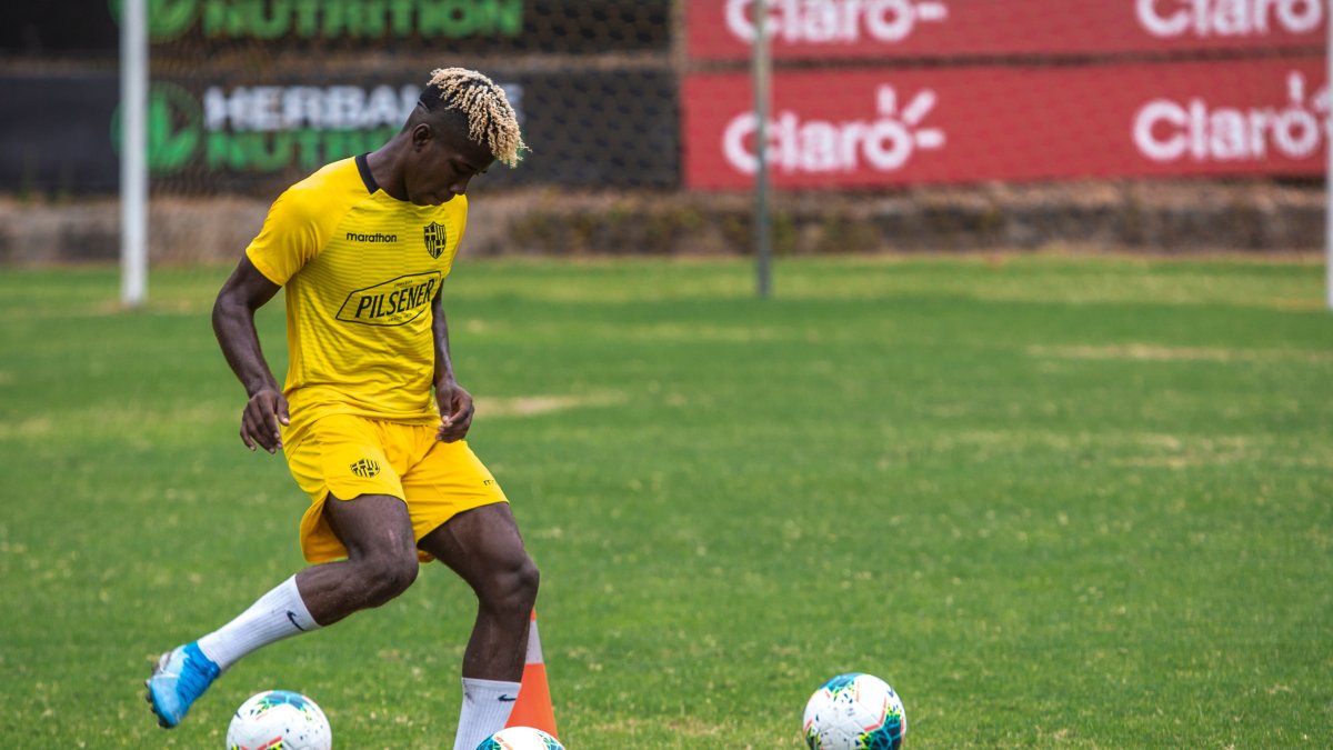 Adonis Preciado cumplió el viernes 10 de julio su primer entrenamiento con Barcelona.