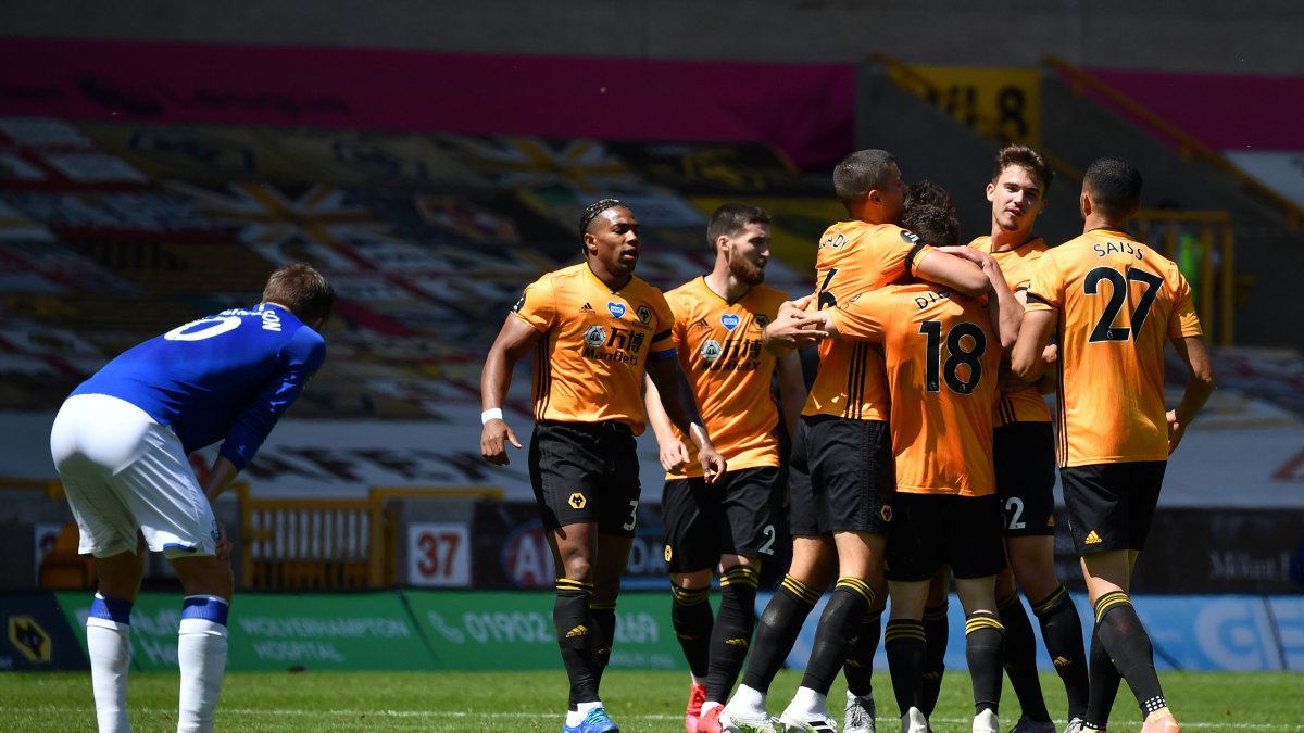 Los jugadores Wolverhampton festejan uno de los tantos para la victoria que los mantiene en pelea por llegar a la Champions.