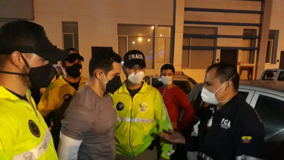 Derechos. El fiscal César Suárez le leyó los derechos a Muñoz, tras ser detenido por agentes de la Unase.