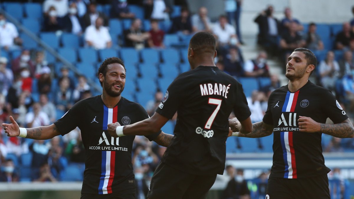 Neymar fue una de las figuras en el duelo que marcó la vuelta al fútbol en suelo francés.