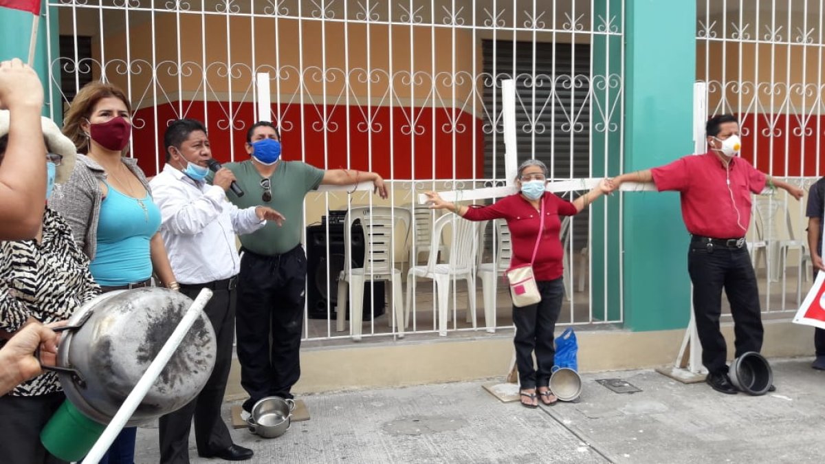 Hecho. Este 13 de julio, los docentes se instalaron en los exteriores de la UNE para protestar y exigir a Educación el pago de sus sueldos.