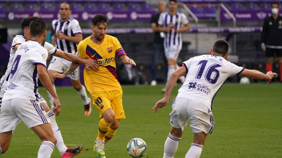 Lionel Messi (c) en acción, en el partido de Barcelona ante el Real Valladolid.