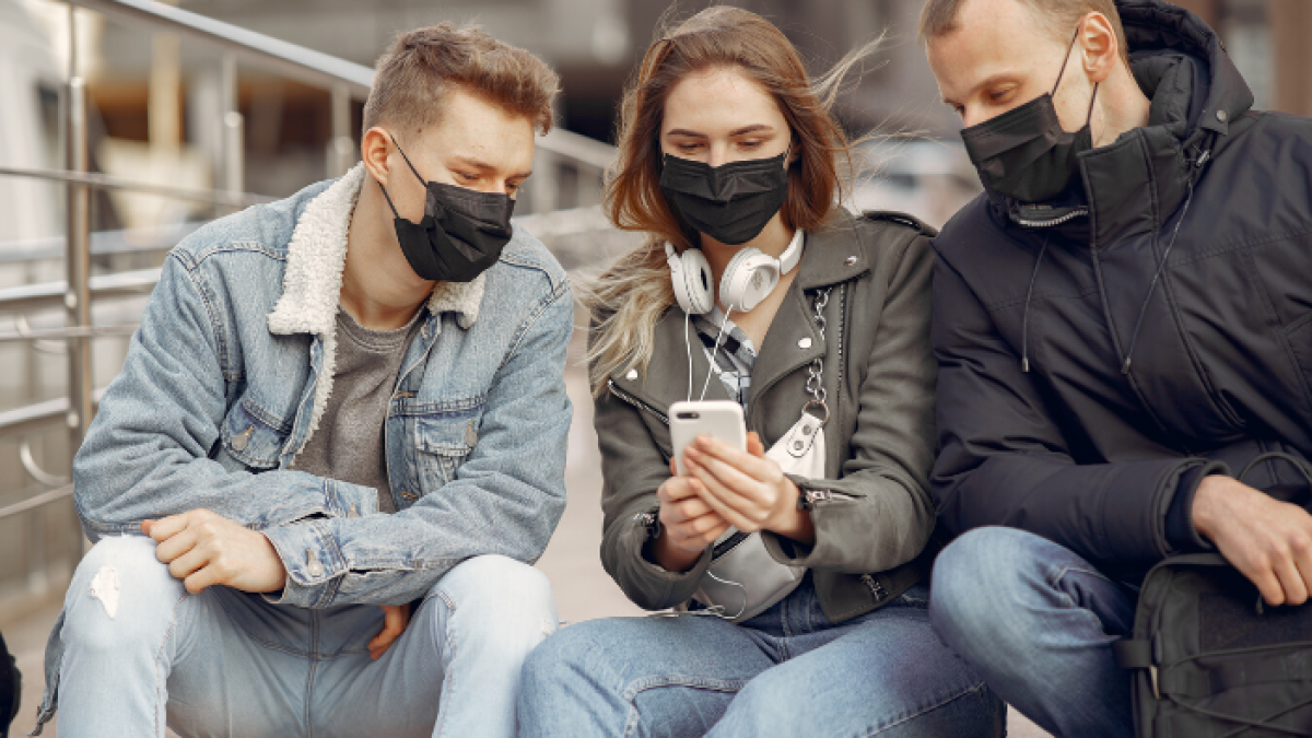 Un software permite verificar la identidad de un usuario con el rostro parcialmente tapado.