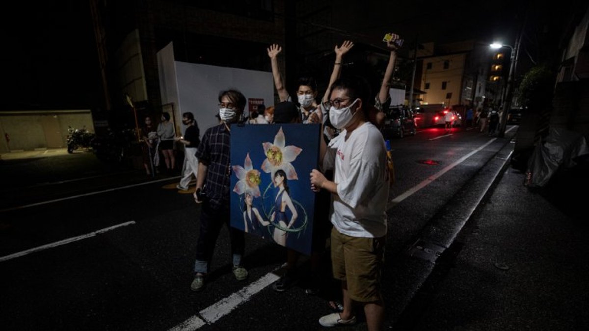 Jóvenes posan con su botín: la obra 'Narcissi', de Masako Hirano.