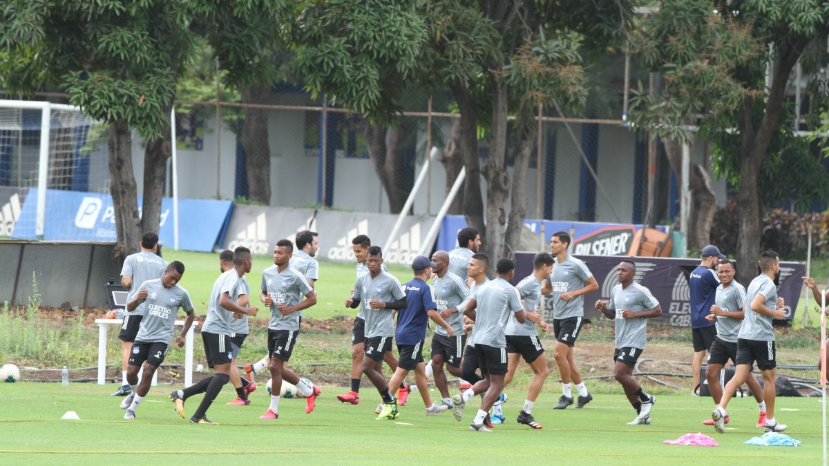 Emelec entrenó con el equipo completo este lunes 13 de julio en Los Samanes
