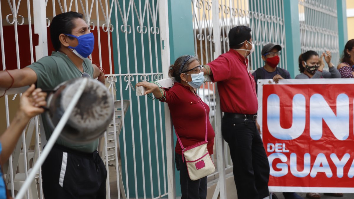 Durante dos horas, tres maestros se ataron con sogas a las cruces de madera.