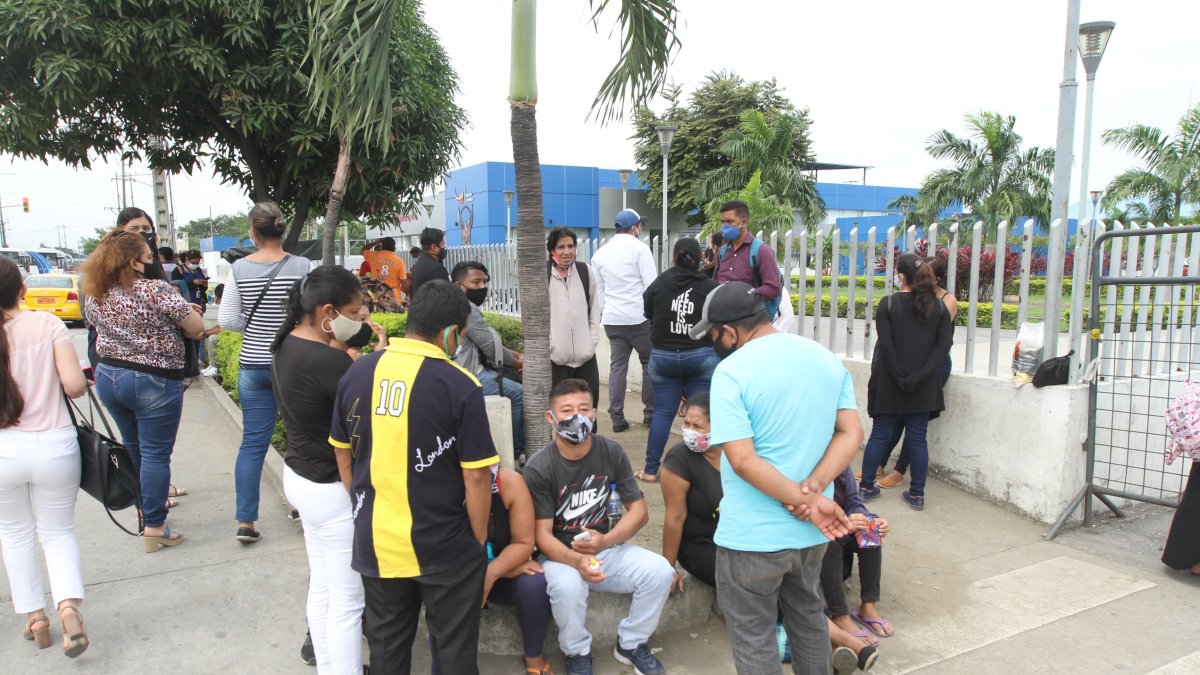 Desde las 08:00 llegaron los familiares a Criminalística a retirar los cuerpos que estuvieron perdidos.