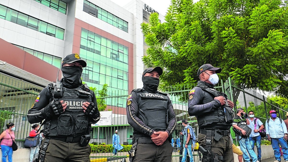 Resguardo. La diligencia fiscal se realizó en el hospital Abel Gilbert Pontón, donde permanece asilado Salcedo desde el 10 de junio.