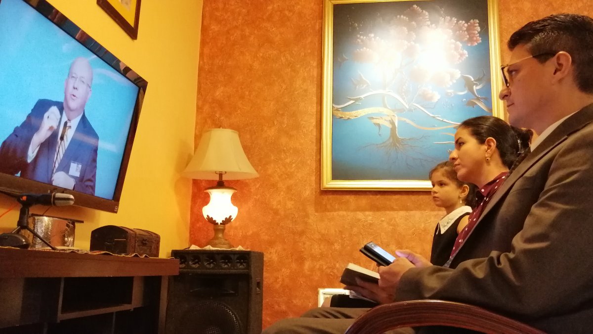 Los testigos de Jehová para ver los discursos virtuales de la convención anual desde casa se visten formalmente, como si asistieran a los salones donde suelen hacer estas reuniones.