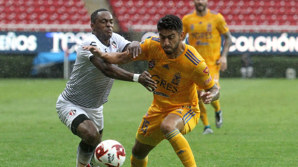 La lesión de Renato Ibarra (i) se produjo en un partido amistoso ante Tigres.