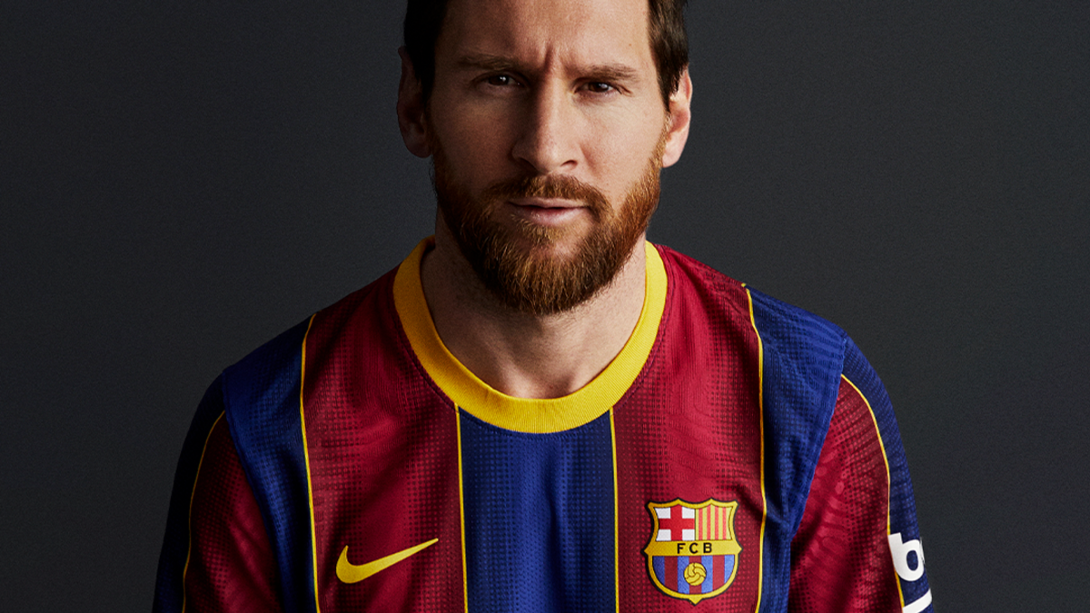 Lionel Messi posa con la nueva camiseta del Barcelona para la próxima temporada