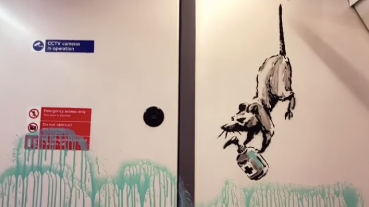 El artista urbano realizó varios dibujos para promover el uso de mascarillas en el transporte público.