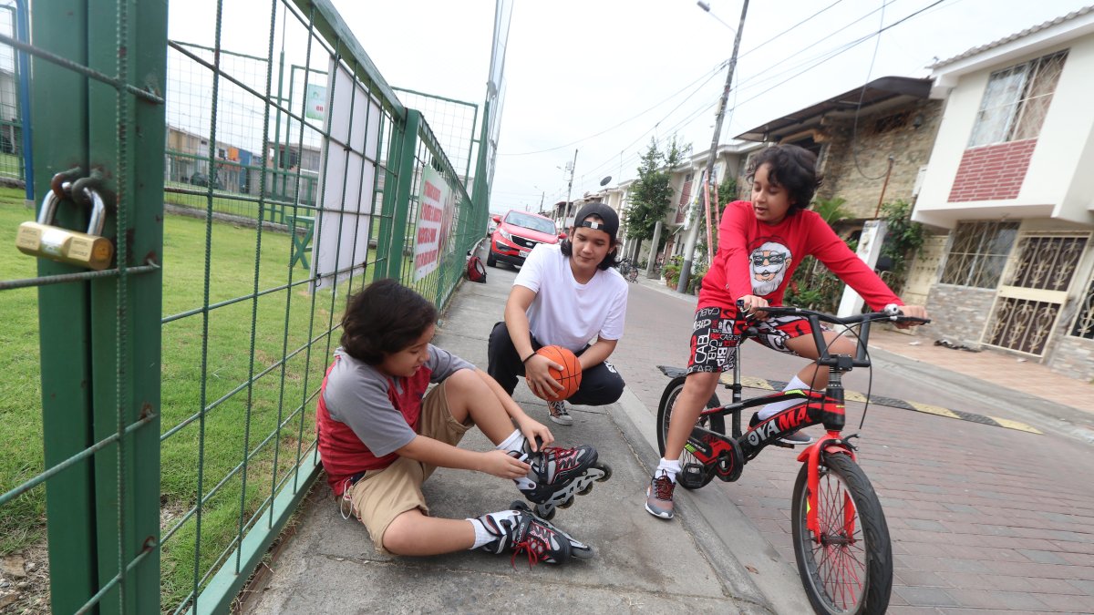 Situación. Adolescentes y niños no pueden ingresar a algunos parques para recrearse.