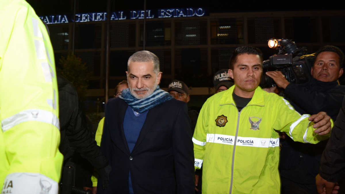 El exsecretario de Comunicación se despejó de un grillete electrónico y huyó del país.