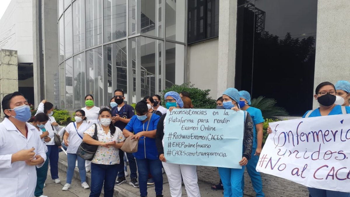 El plantón se realizó en la sede de la coordinación Zonal 8 del Ministerio de Salud Pública.