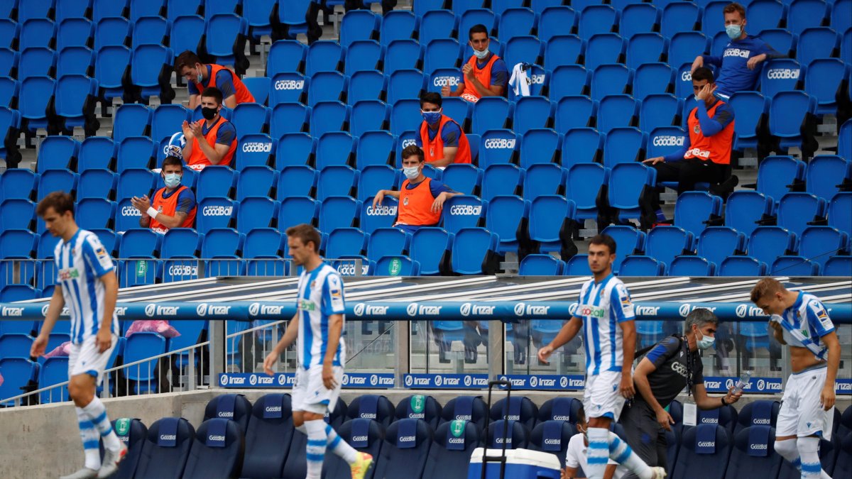 La opción de que los equipos puedan realizanr hasta cinco sustituciones durante un partido se mantendrá hasta mediados del próximo año.