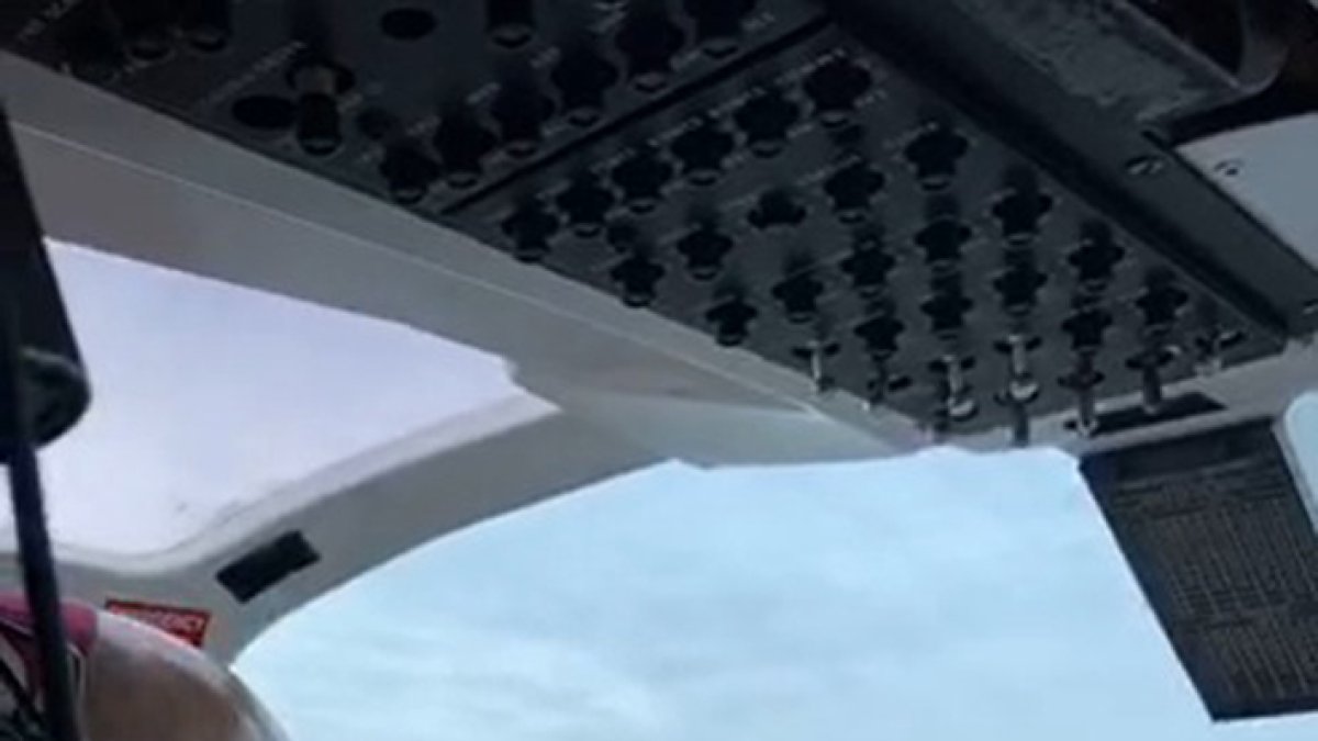 Uno de los sobrevuelos de la virgen organizado por la iglesia Católica durante la emergencia sanitaria por el coronavirus, en Guayaquil, Samborondón y Durán. La nave que se usa es de la empresa Nirsa.