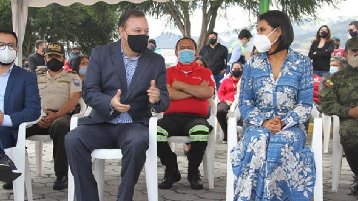 La alcaldesa participó hasta ayer en eventos públicos junto al director del ECU911, Juan Zapata.